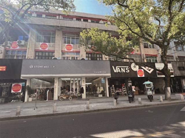 危房警示下的商铺困境：房东逼迁，商户生意受重创，拆迁风波何时休？