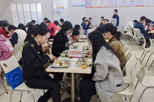 鹰潭市第一中学食堂新举措：市场监管干部与学生同餐，守护校园食品安全  第2张