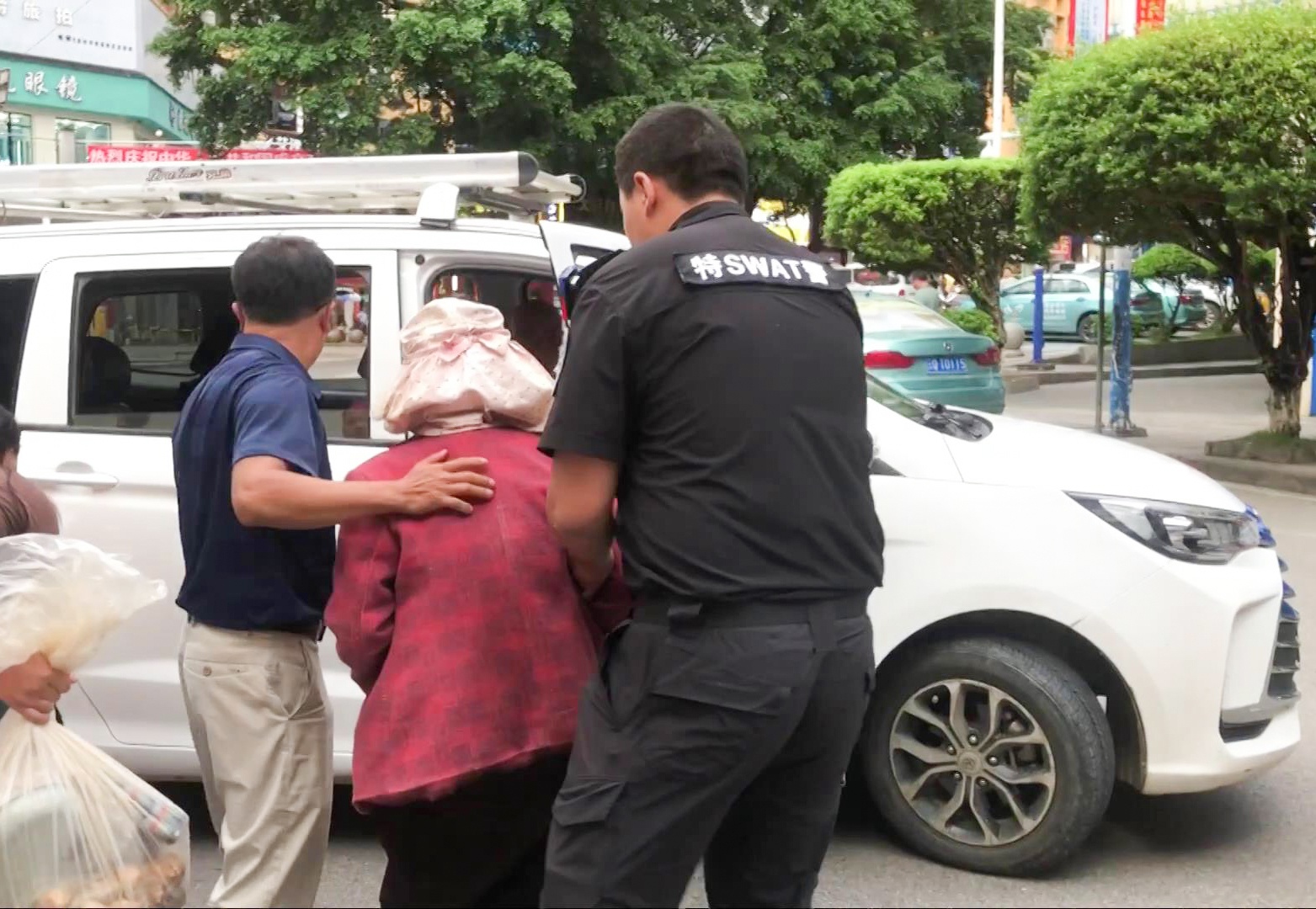 泸水民警暖心救援：高龄老人迷路怒江大桥，警民合力助其回家  第2张