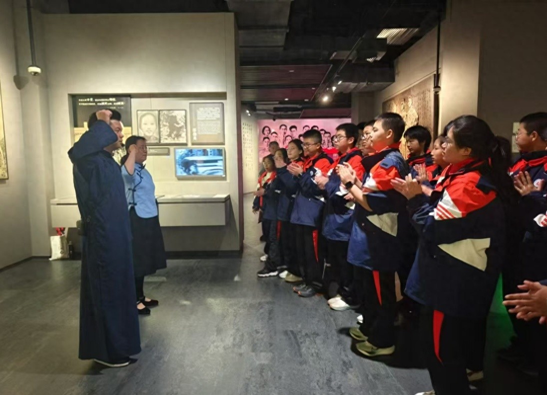 劳模精神薪火相传：延乔中学师生与上海劳模的意外邂逅，共同追忆英烈足迹  第1张