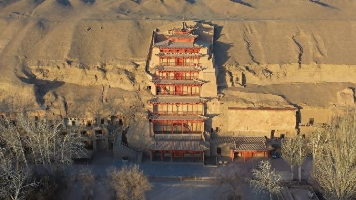 冬日敦煌：反季节旅游的静谧与壮美，驼铃声中体验大漠独有风情  第1张