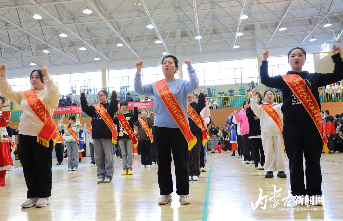 12月3日国际残疾人日，特教老师与家长拔河赛，孩子们挥舞小手加油助威  第2张