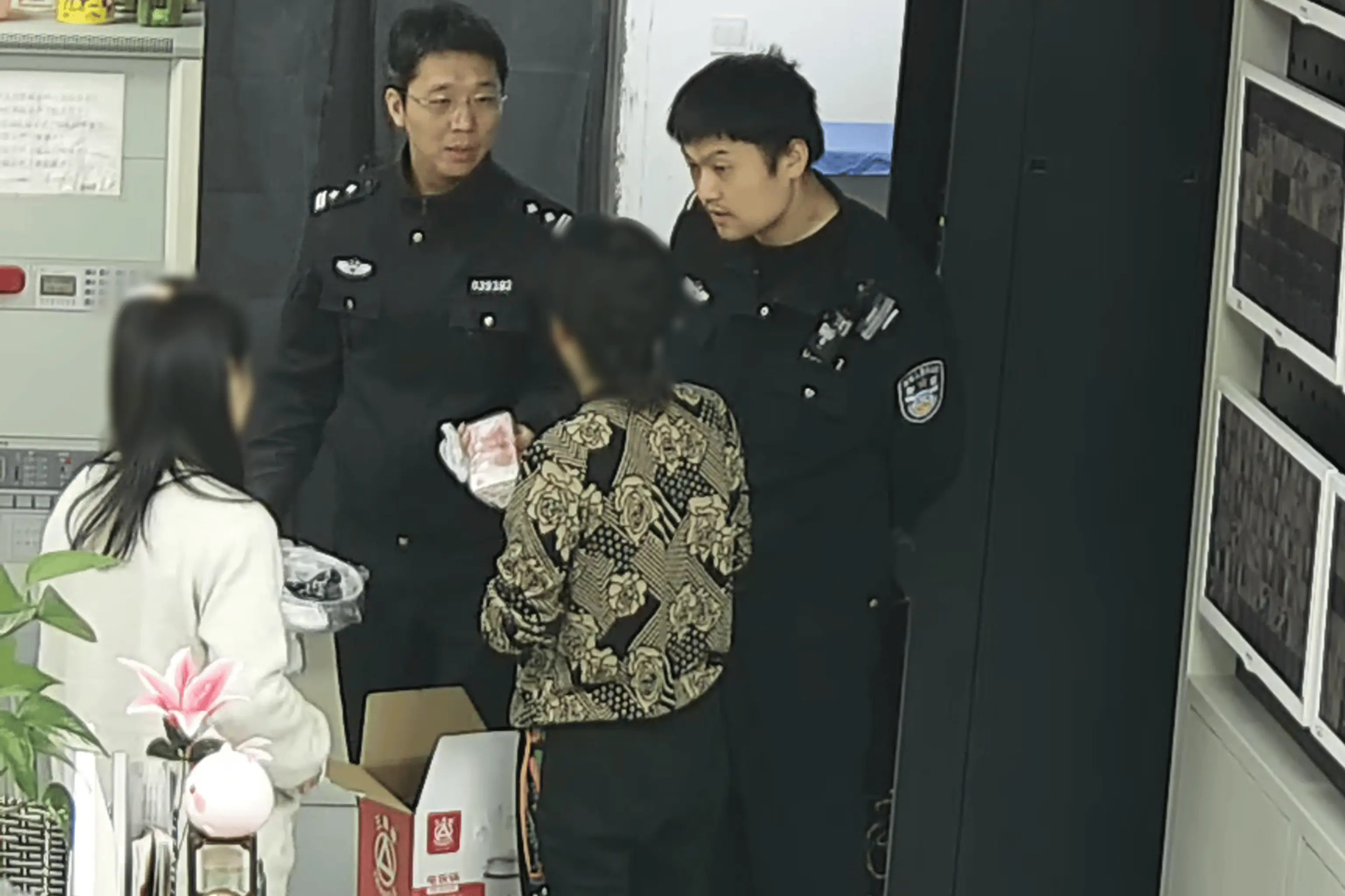 电饭煲内藏现金惊现诈骗案，警方紧急劝阻，你的钱袋子安全吗？  第2张