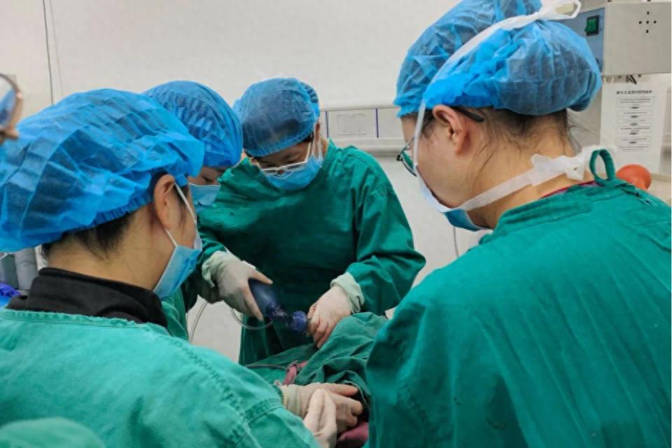 剖宫产手术惊险万分，医护团队默契配合，母子平安背后的故事