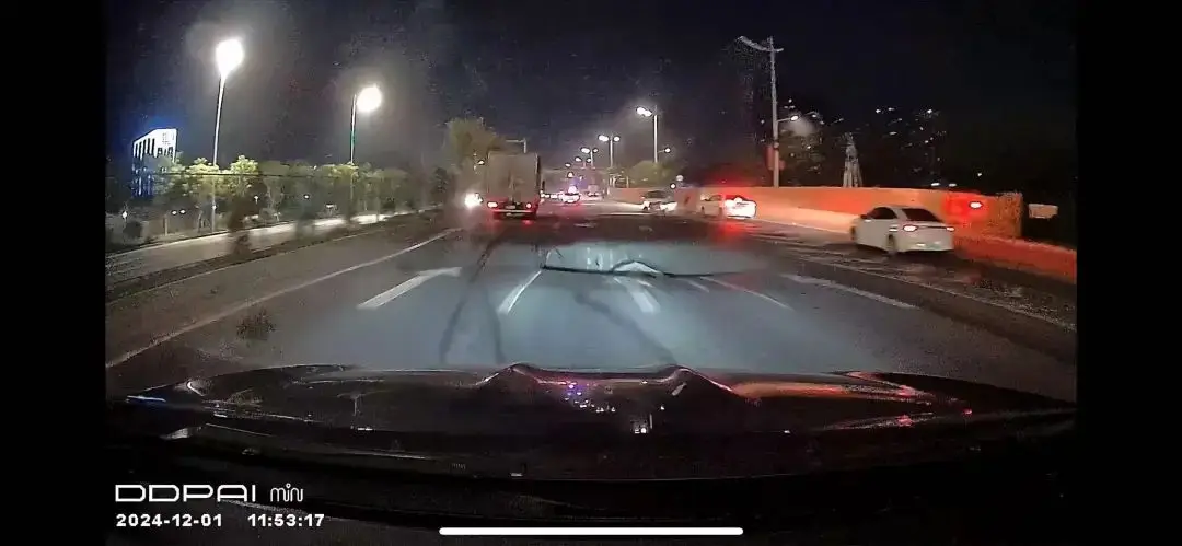 广州地陷惊魂夜：行车记录仪拍下生死瞬间，早高峰拥堵2小时，原因竟是  第1张