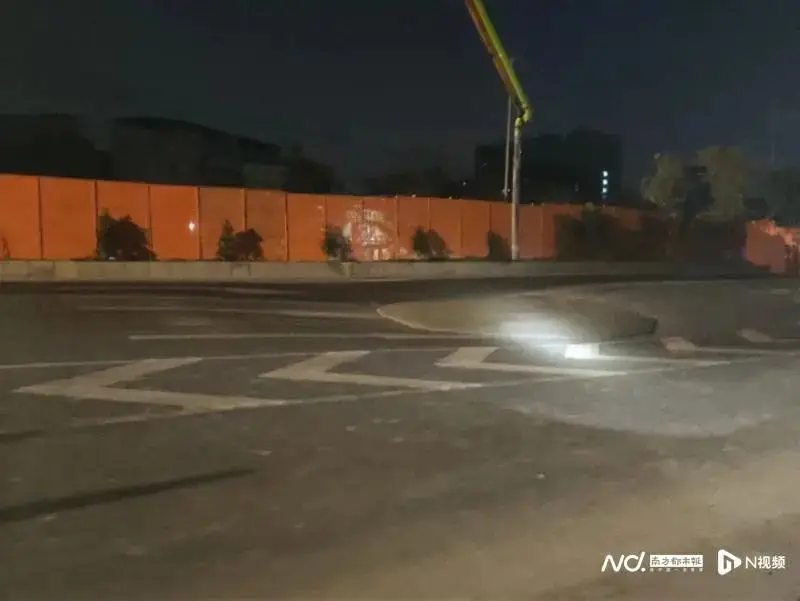 广州地陷惊魂夜：行车记录仪拍下生死瞬间，早高峰拥堵2小时，原因竟是  第3张