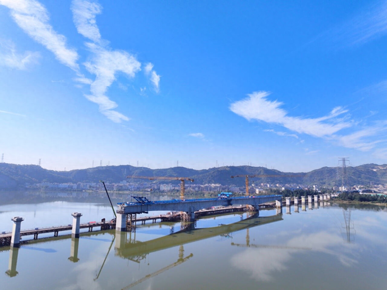 温玉铁路漩门湾特大桥主跨合龙：120米巨龙横跨漩门湾，技术含量与安全风险并存