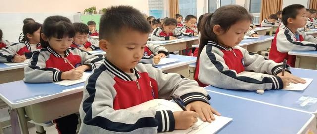笔尖跃动，拼音飞扬：清怡小学北校区一年级拼音书写大赛点燃智慧与梦想的火花  第2张