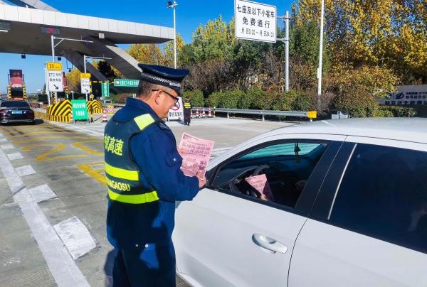 驻马店北收费站‘宪’在行动:学法扬法,为高速公路事业注入法治新动力 第2张 驻马店北收费站‘宪’在行动:学法扬法,为高速公路事业注入法治新动力 第2张