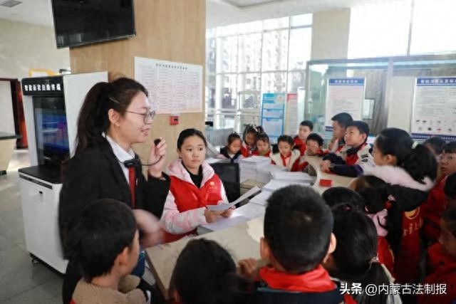 50余名小记者走进法院，零距离感受法治力量，宪法精神铭刻心间