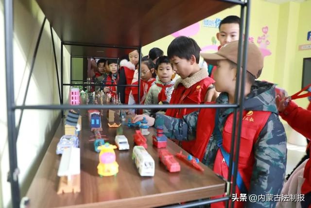 50余名小记者走进法院，零距离感受法治力量，宪法精神铭刻心间  第3张