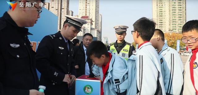 岳阳2024交通安全日：打卡游园赢交警小熊，文明交通从你我做起  第3张