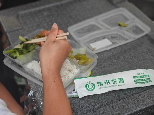 护航民俗盛会，南供悦潮餐饮用 10000 份餐次保障饮食安全  第2张
