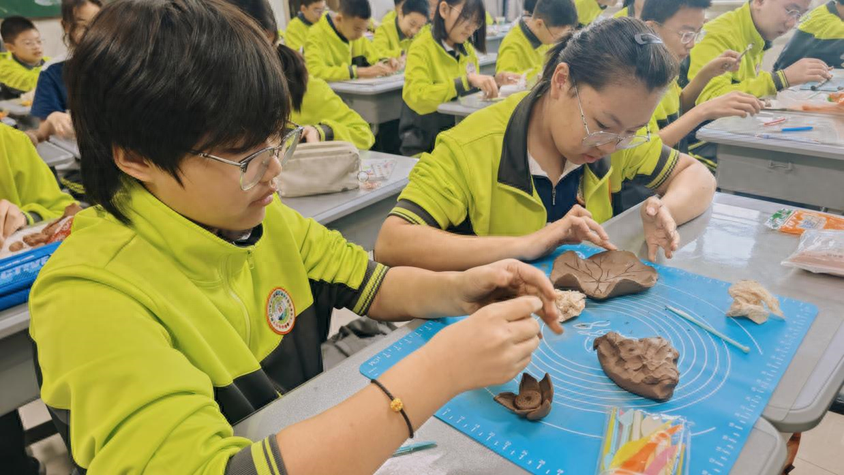 淄博一中学举行寻找身边手艺人活动，将老手艺融入美育课堂，让传统文化活起来  第1张