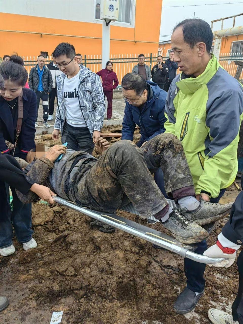 羊粪堆下的生死营救！ 三位市民挺身而出，与时间赛跑  第2张