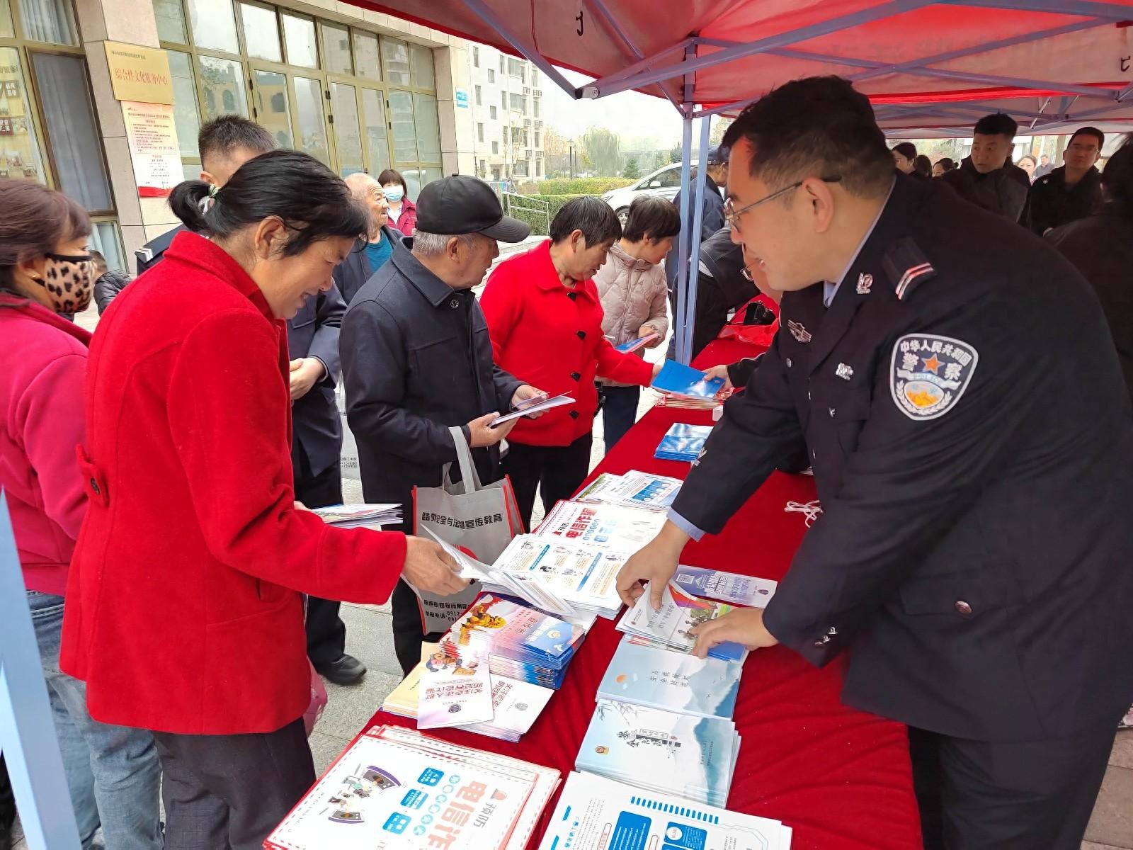 神木公安红柠派出所联合社区开展平安建设宣传活动，守护居民安全  第1张
