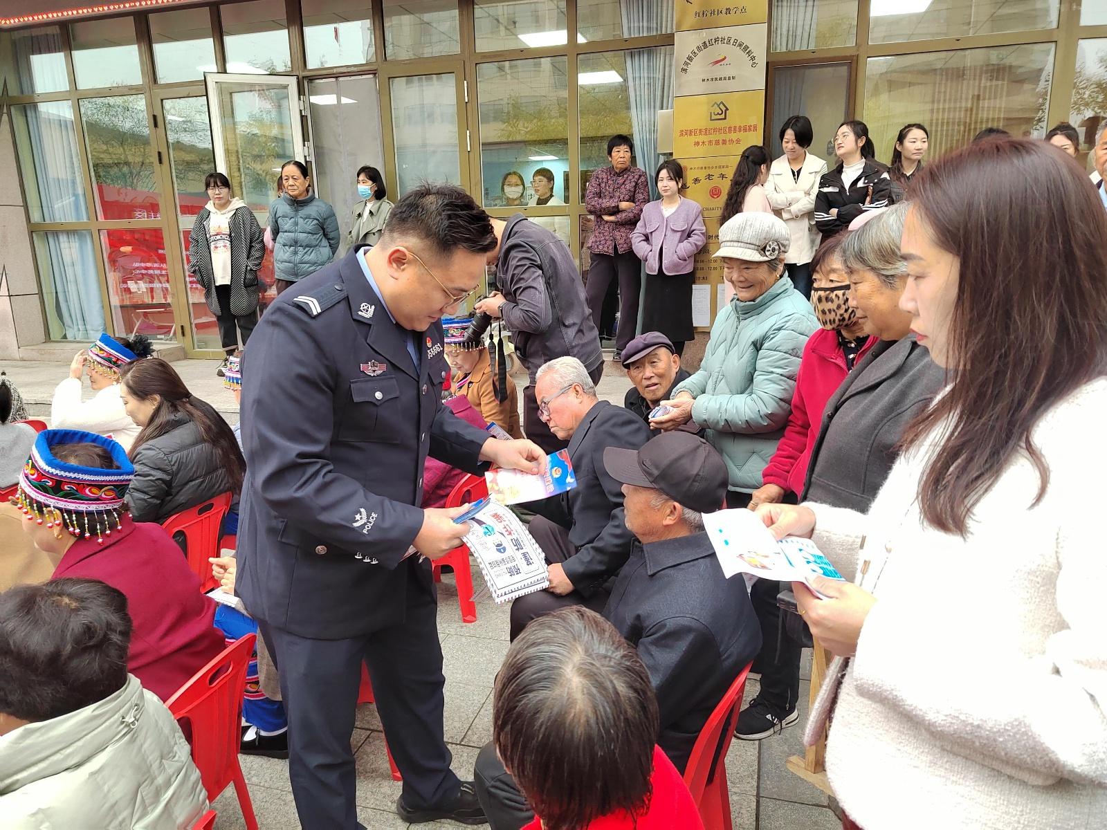 神木公安红柠派出所联合社区开展平安建设宣传活动，守护居民安全  第2张