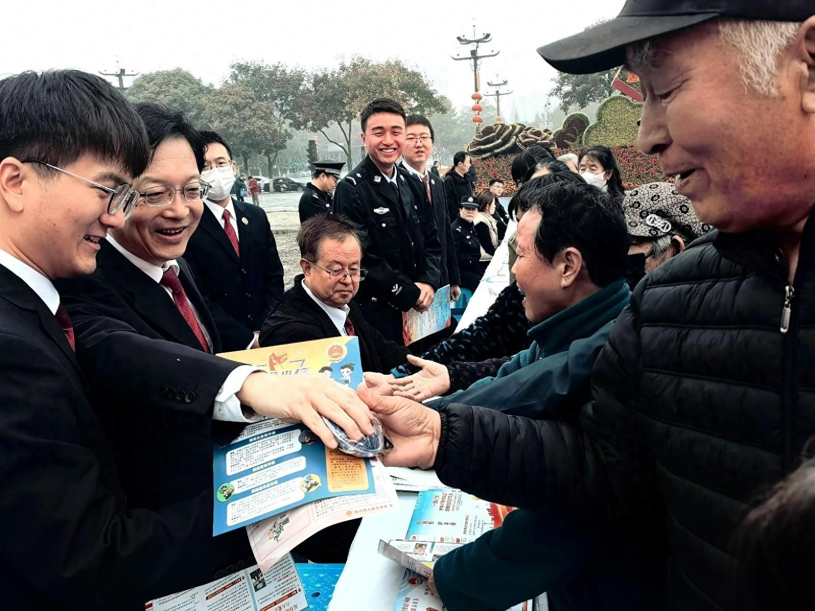 铜川市平安建设集中宣传活动：守护幸福家园，你我共同参与