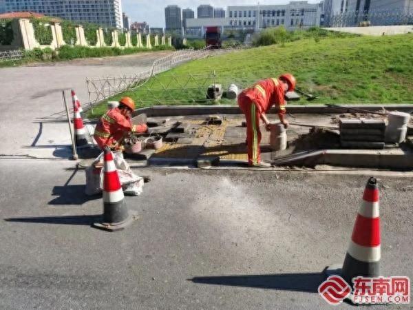 公路部门为群众办实事，人行道降坡改造提升出行体验