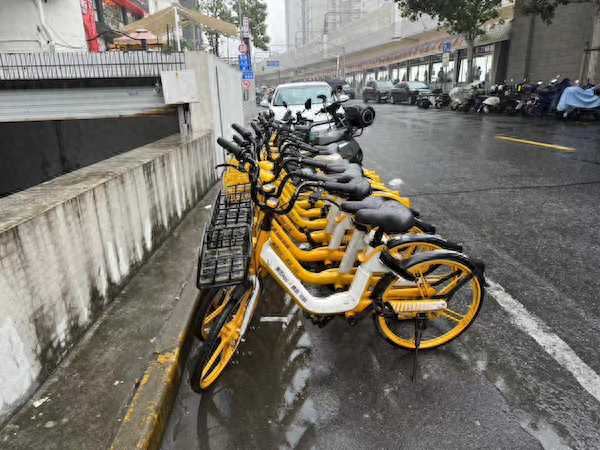 镇坪路地铁站外人行道被障碍物淹没，行人无路可走，谁来管？