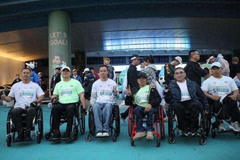 3 万余人的马拉松比赛，这群特殊跑友为何让人动容？  第1张
