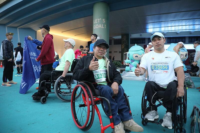 3 万余人的马拉松比赛，这群特殊跑友为何让人动容？  第2张