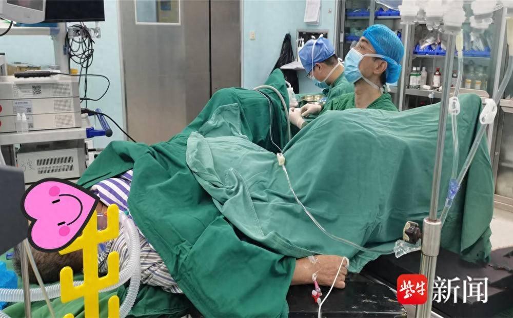 73 岁大爷输尿管结石引发感染性休克，多科协作抢救，从鬼门关拉回  第1张