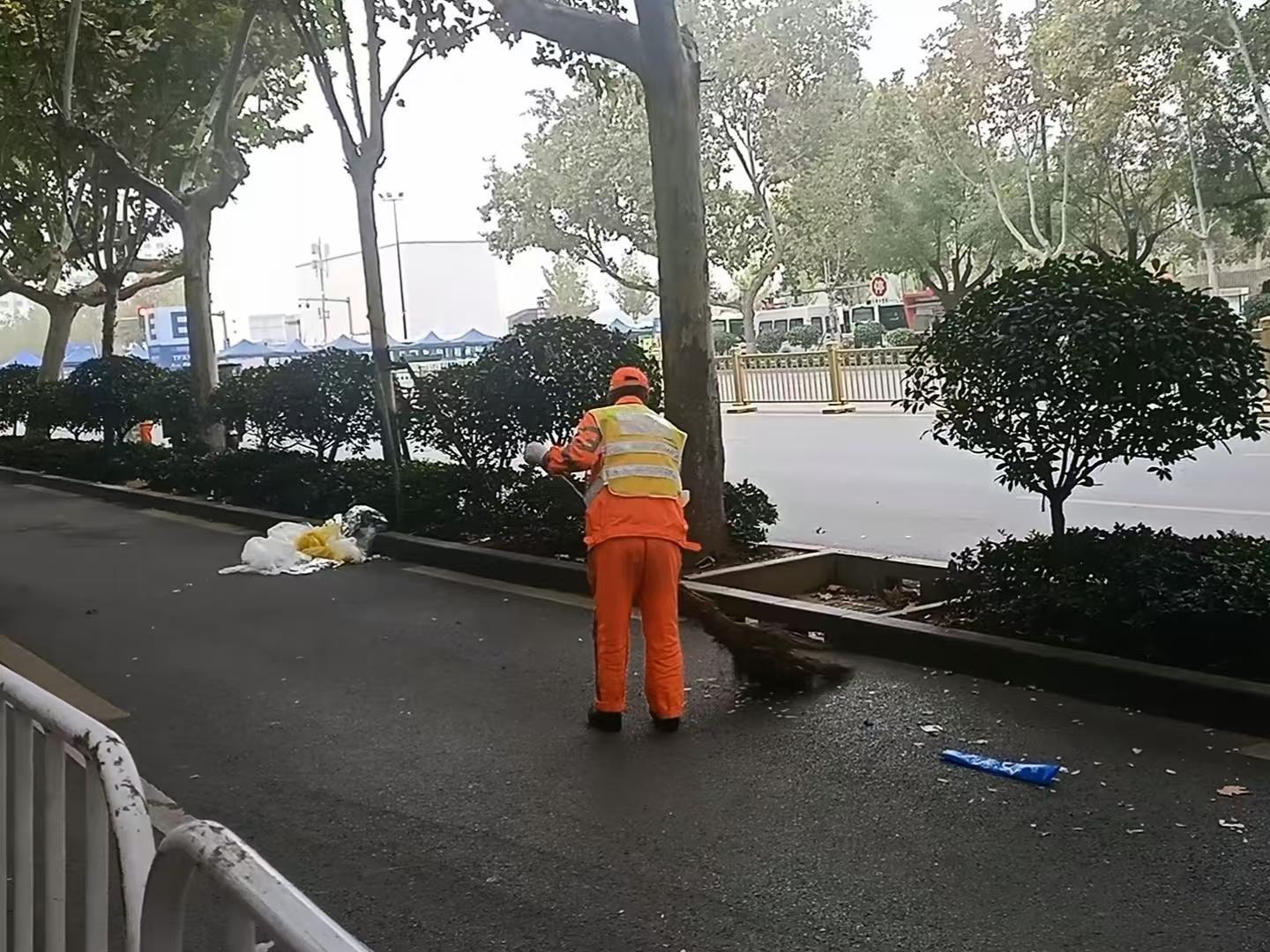 2024 西安马拉松赛：环卫工人们的默默付出，为赛事保驾护航  第2张