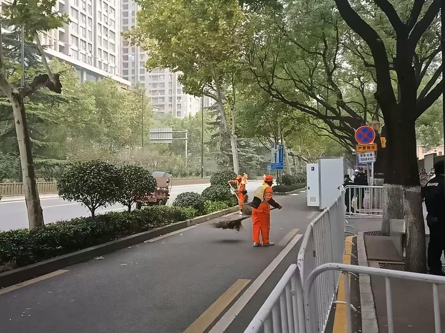 2024 西安马拉松赛：环卫工人们的默默付出，为赛事保驾护航  第3张