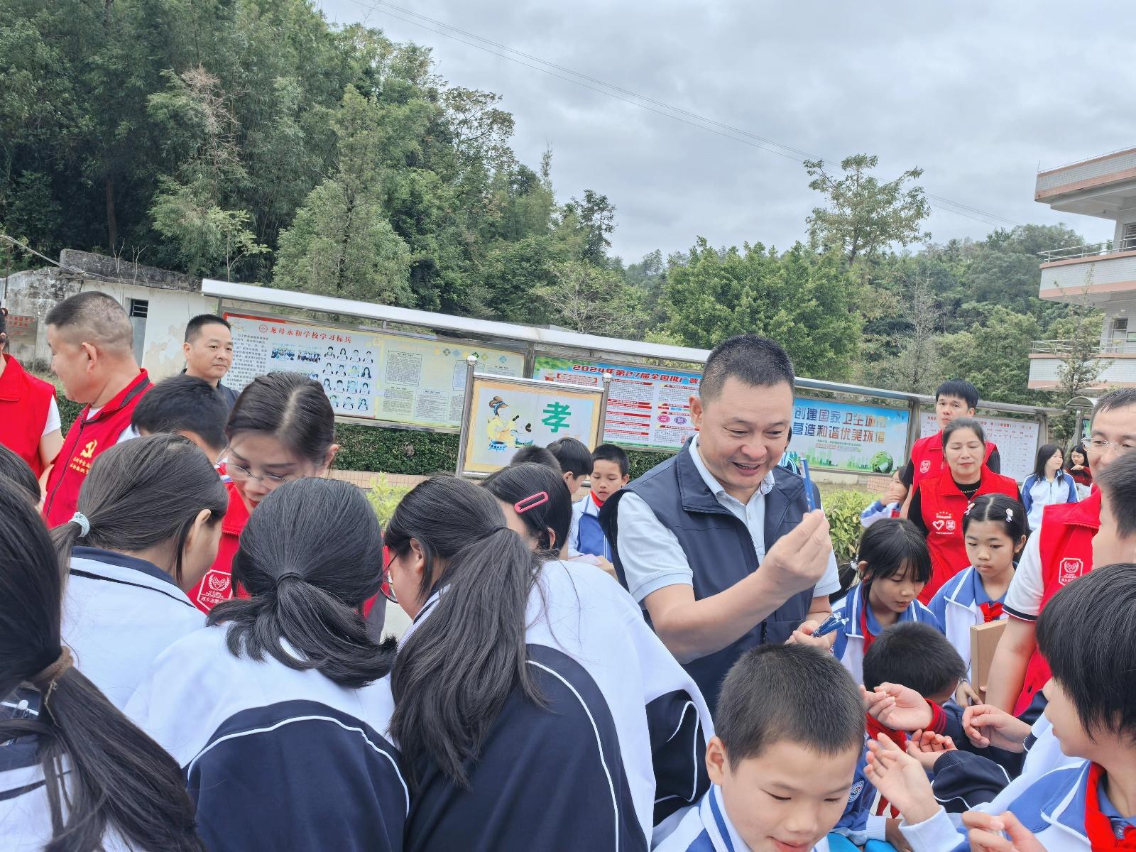 西乡街道禁毒办携手多部门开展爱心公益活动，助力青少年健康成长  第6张