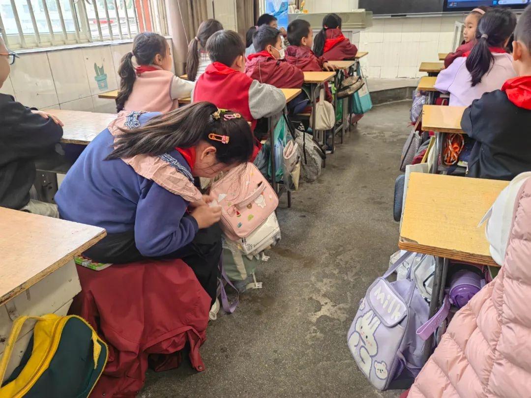 突发！长安南路小学 2 名学生疑似食物中毒，学校紧急启动应急预案  第2张