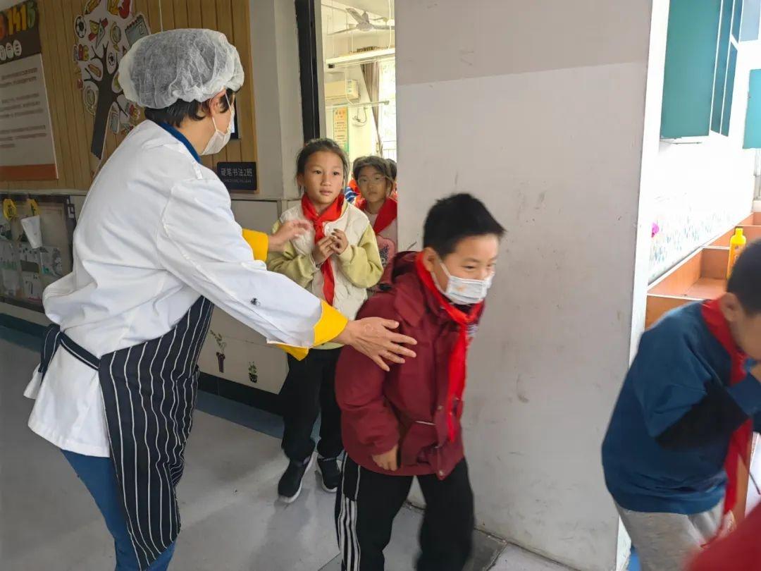 突发！长安南路小学 2 名学生疑似食物中毒，学校紧急启动应急预案  第4张