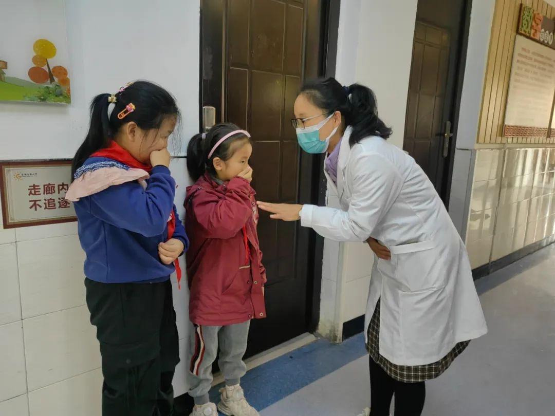 突发！长安南路小学 2 名学生疑似食物中毒，学校紧急启动应急预案  第6张
