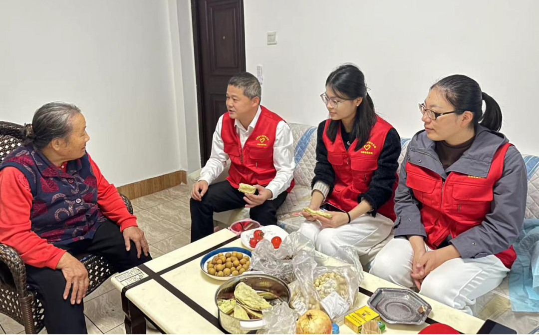 大雁塔小学西沣分校志愿服务队：关怀老人，美化环境，传递温暖  第2张