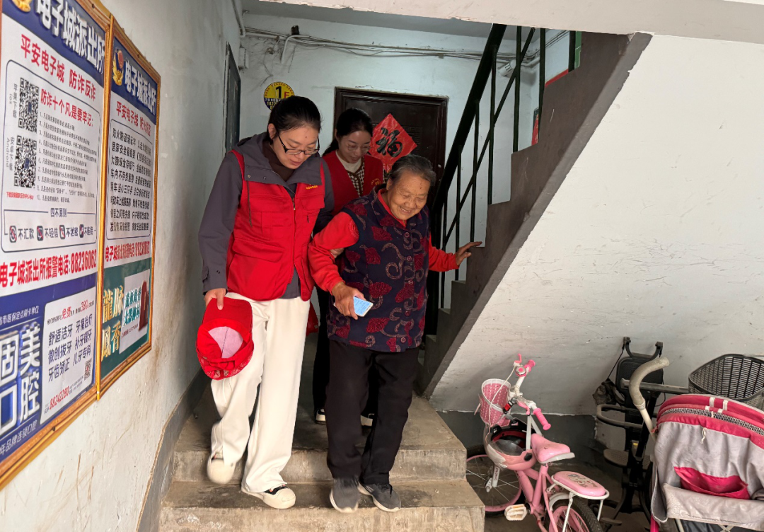 大雁塔小学西沣分校志愿服务队：关怀老人，美化环境，传递温暖  第3张