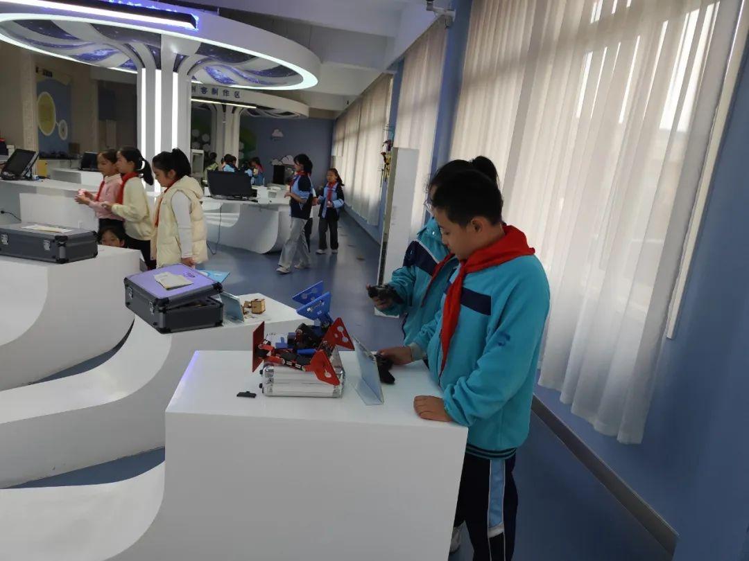 太华路小学开展校内研学活动，安全生活馆和创客教室让学生们乐在其中  第10张