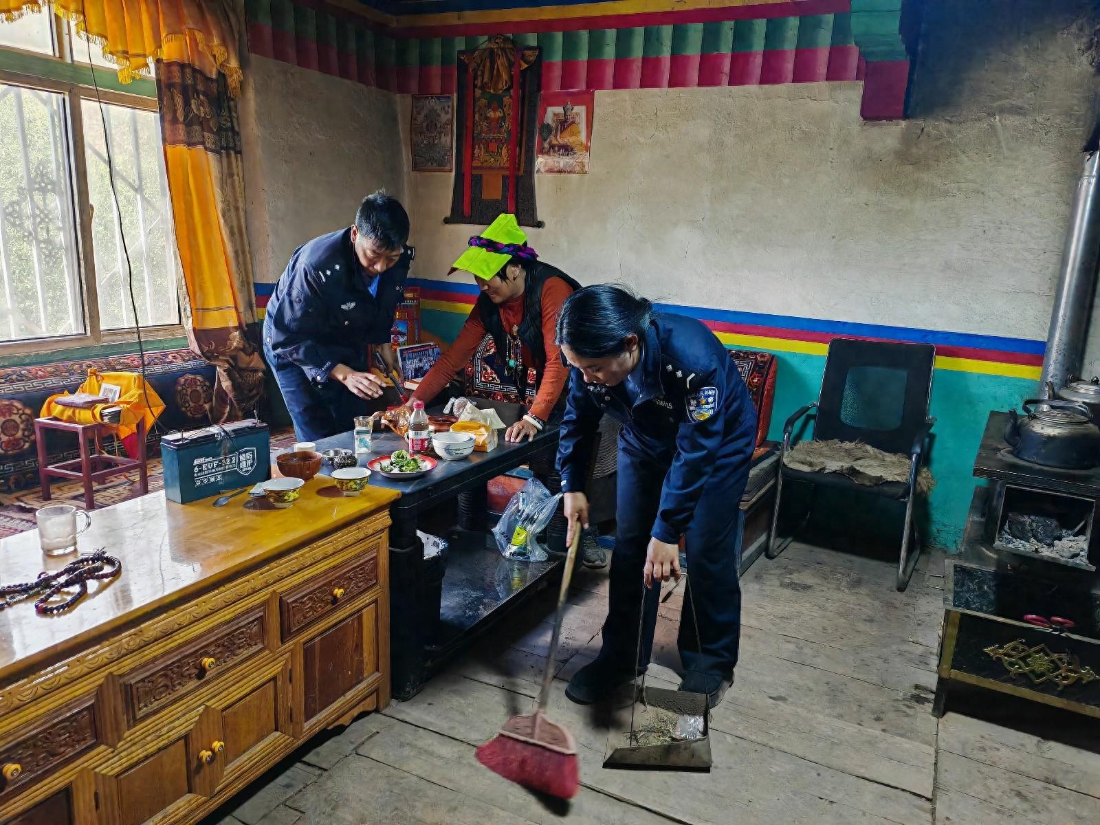 民警化身保洁员，独居老人的家焕然一新