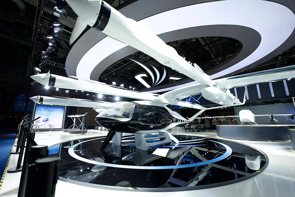 进博会最大展品亮相！2 吨级 M1 eVTOL 载人真机震撼登场  第1张