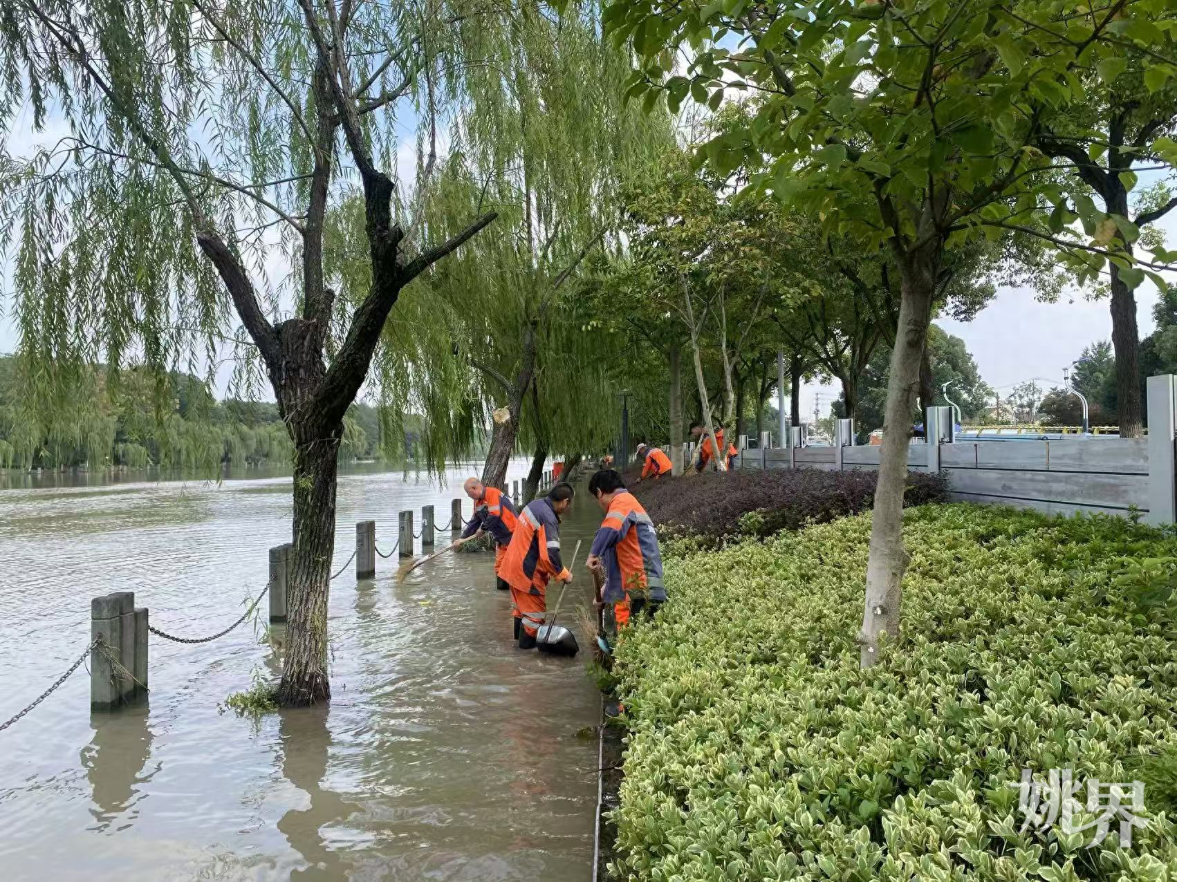 台风过后，300 多名环卫工人迅速展开清淤洁城行动，还城市清爽整洁