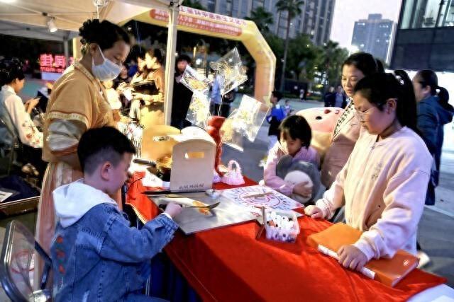 湖南中医药大学第二附属医院湖湘仲景中医药文化流动夜市第七站盛大启动  第1张