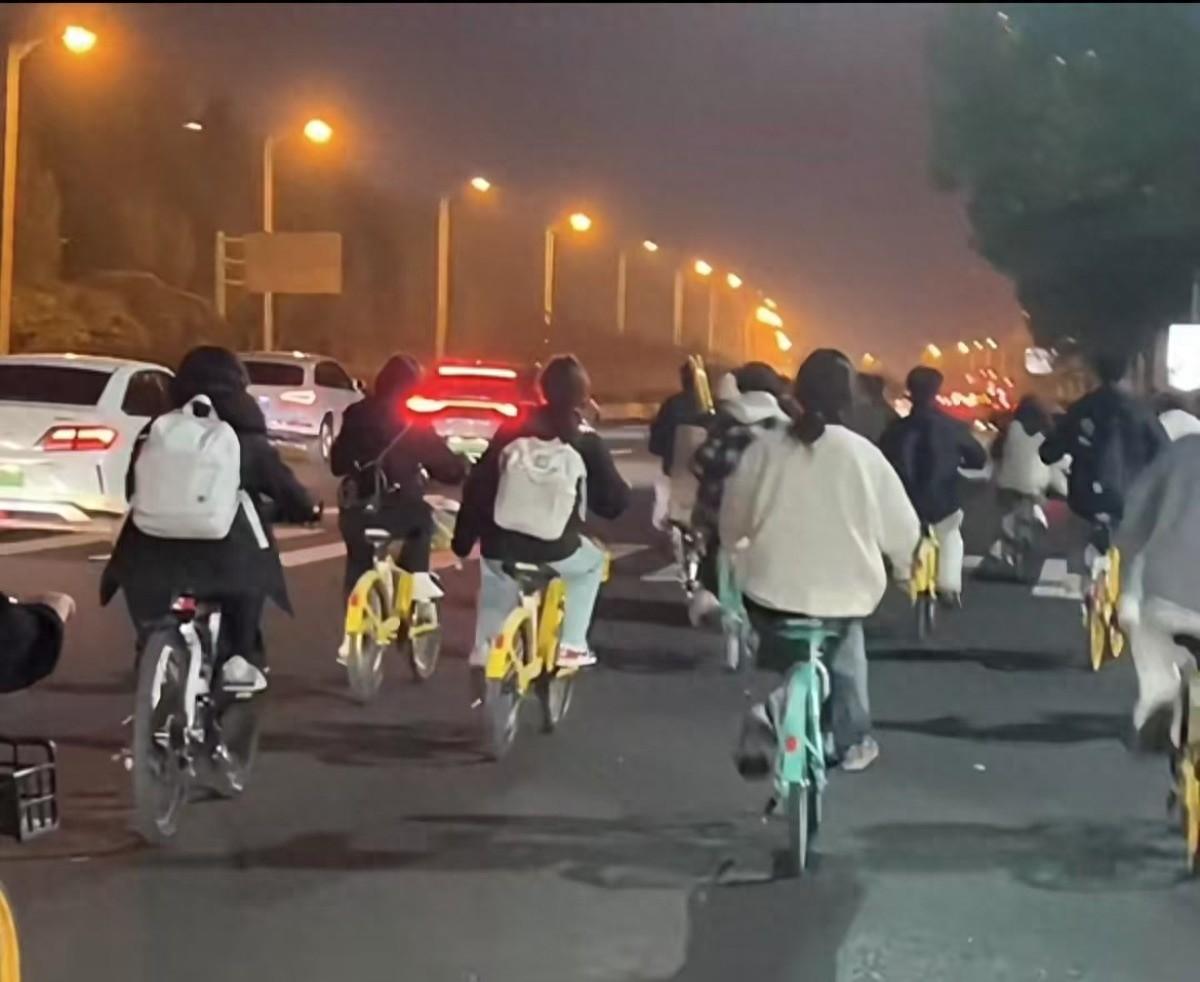 2000 辆共享单车一夜消失！郑州大学生跨城 50 公里夜骑开封，美团单车调度员懵了