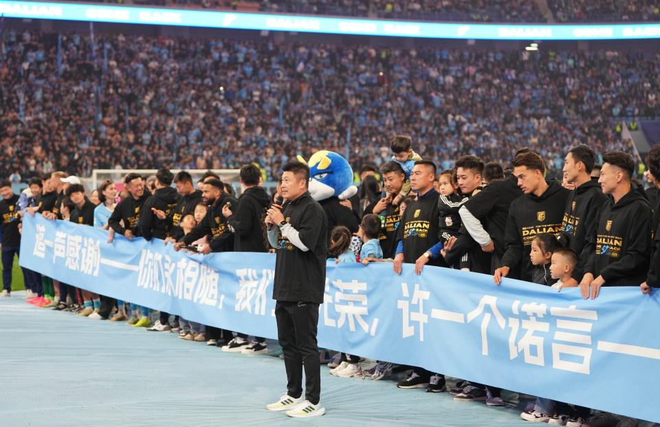 中甲联赛第 30 轮，大连英博队 2:1 战胜上海嘉定汇龙队，成功冲超  第8张