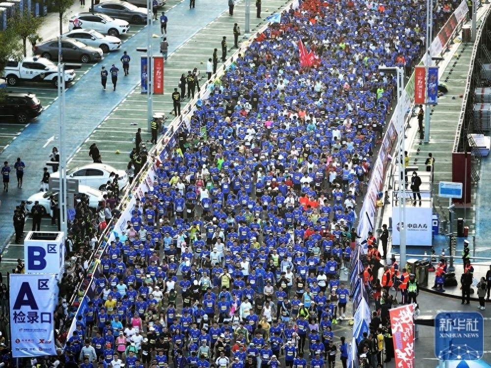 近 4 万人齐聚 2024 郑州马拉松，畅跑天地之中，诠释体育精神