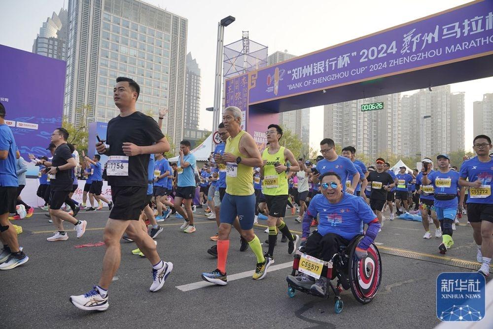 近 4 万人齐聚 2024 郑州马拉松，畅跑天地之中，诠释体育精神  第2张