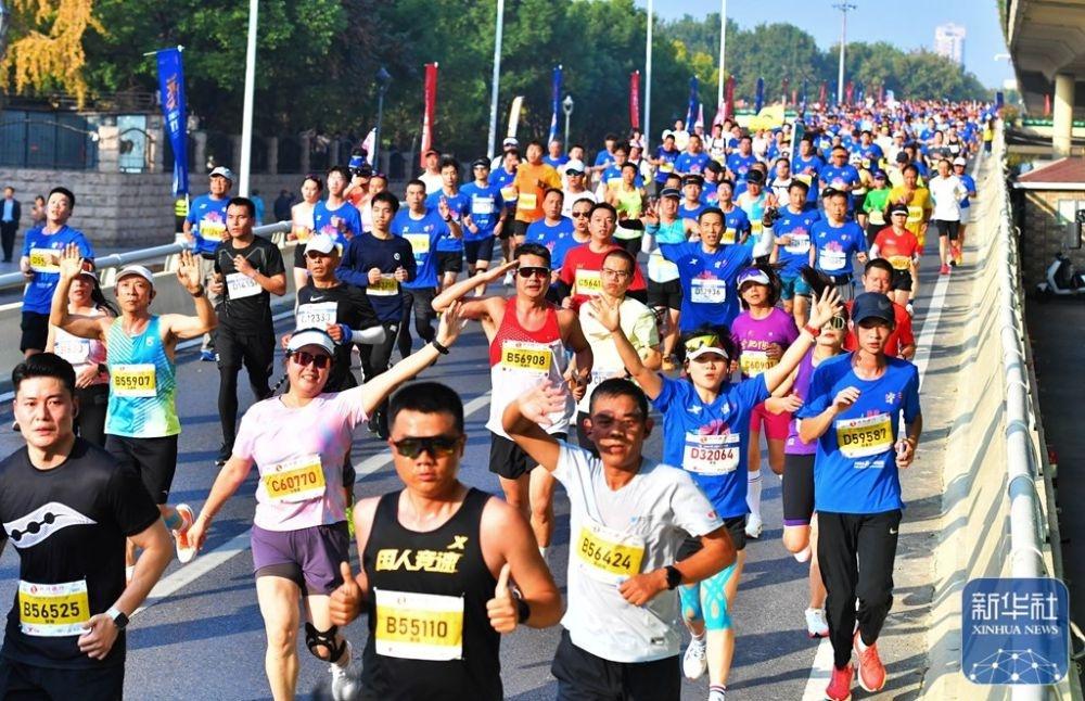 近 4 万人齐聚 2024 郑州马拉松，畅跑天地之中，诠释体育精神  第3张