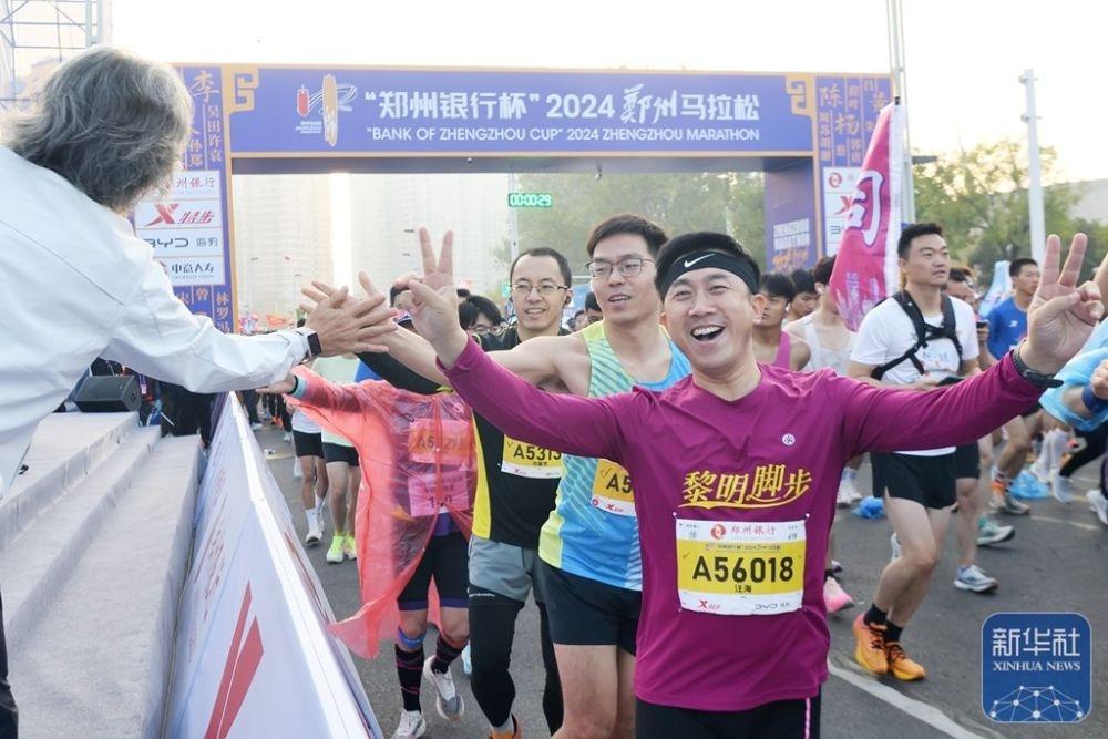 近 4 万人齐聚 2024 郑州马拉松，畅跑天地之中，诠释体育精神  第5张