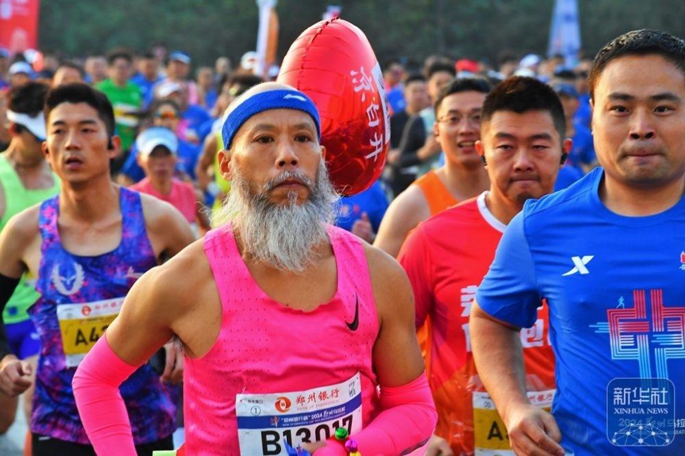 近 4 万人齐聚 2024 郑州马拉松，畅跑天地之中，诠释体育精神  第6张