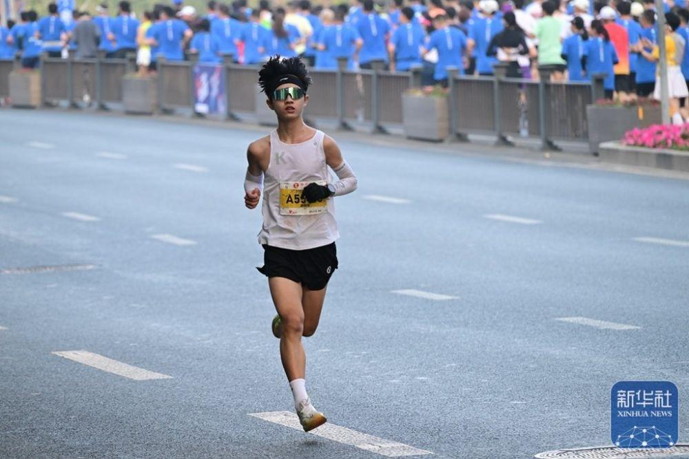 近 4 万人齐聚 2024 郑州马拉松，畅跑天地之中，诠释体育精神  第10张