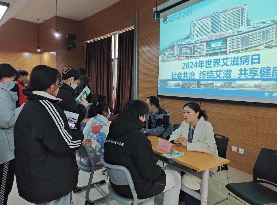 济宁高新区携手市一院，世界艾滋病日宣传义诊活动震撼来袭  第2张