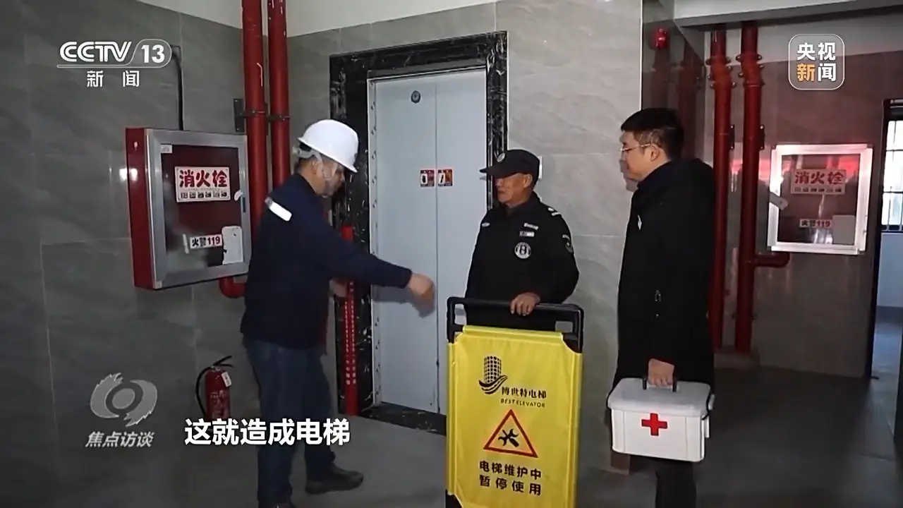 电梯惊魂：13年老电梯冲顶28层，7岁男孩全身骨折，你的安全谁来保障？